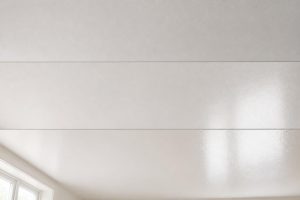 découvrez comment choisir la peinture idéale pour votre plafond parmi les finitions mat, velours ou satin, pour un rendu parfait et adapté à votre intérieur.
