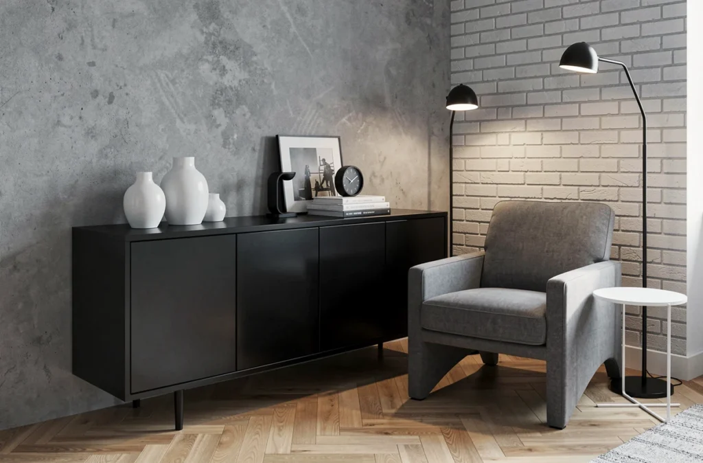 Coin salon agencé en noir et gris avec meuble TV laqué, fauteuil angulaire et accessoires décoratifs blancs sur parquet en chêne